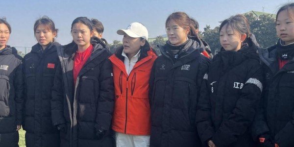 c7娱乐-田震南京开唱先探望江苏女足 透露因《铿锵玫瑰》圆了足球梦