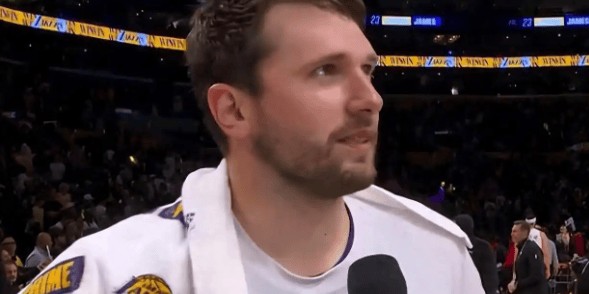 c7-詹姆斯让权，东契奇扛旗：湖人锁定季后赛，新老王权平稳交接