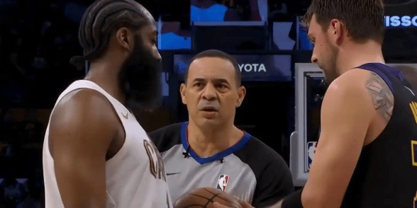 c7-詹姆斯让权，东契奇扛旗：湖人锁定季后赛，新老王权平稳交接