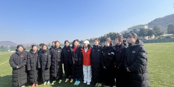 c7娱乐-田震南京开唱先探望江苏女足 透露因《铿锵玫瑰》圆了足球梦