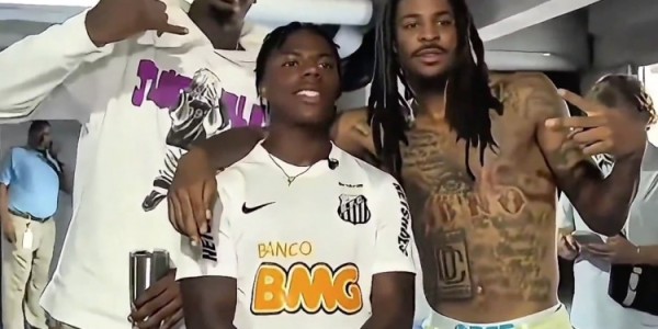 甲亢哥巧遇莫兰特与小贾伦，手持三折叠尽显球迷热情